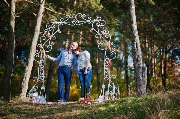 Pareja feliz y positiva en la historia de amor de otoño — Foto de Stock