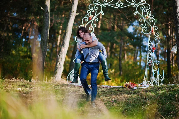 Feliz e positivo casal no outono história de amor — Fotografia de Stock