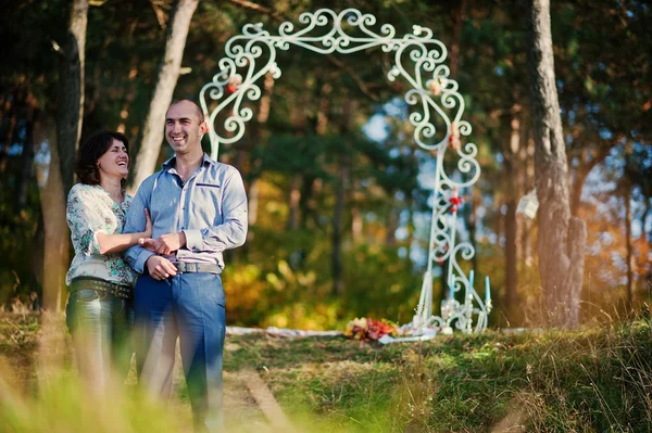 Happy and positive couple in autumn love story — Stock fotografie