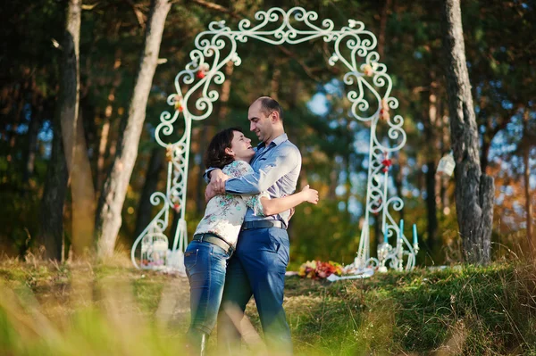 Pareja feliz y positiva en la historia de amor de otoño —  Fotos de Stock