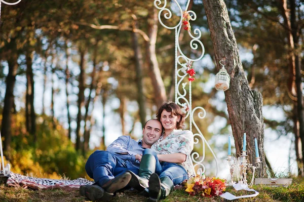 Pareja feliz y positiva en la historia de amor de otoño —  Fotos de Stock