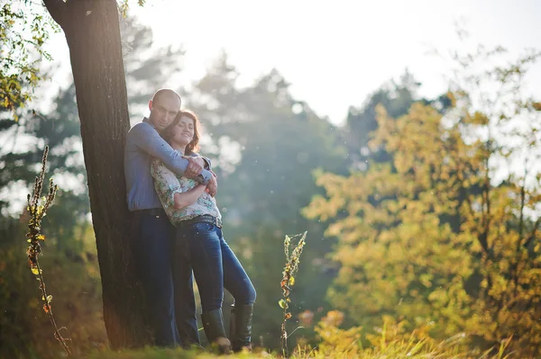 Happy and positive couple in autumn love story — Φωτογραφία Αρχείου