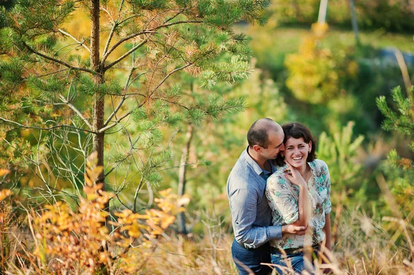 Happy and positive couple in autumn love story — Zdjęcie stockowe