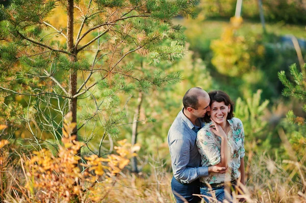 Pareja feliz y positiva en la historia de amor de otoño —  Fotos de Stock