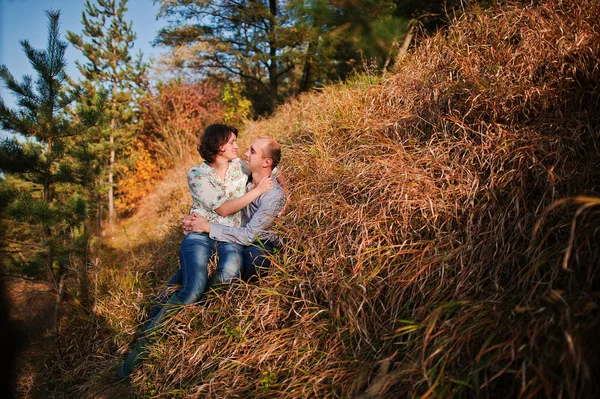 Happy and positive couple in autumn love story — ストック写真