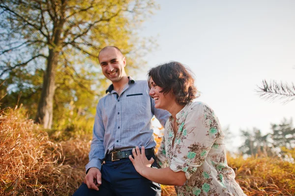 Щаслива і позитивна пара в осінній любові історія — стокове фото