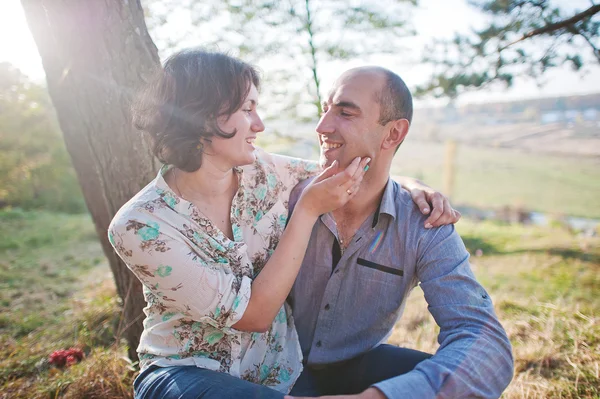 Pareja feliz y positiva en la historia de amor de otoño —  Fotos de Stock