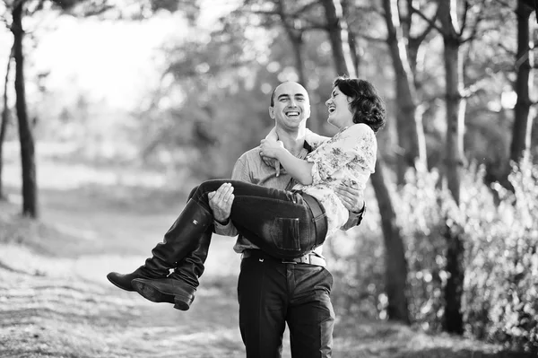 Happy and positive couple in autumn love story — Stock fotografie