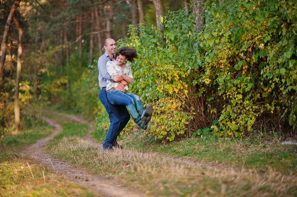 Happy and positive couple in autumn love story — Stock fotografie