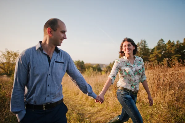 Feliz e positivo casal no outono história de amor — Fotografia de Stock