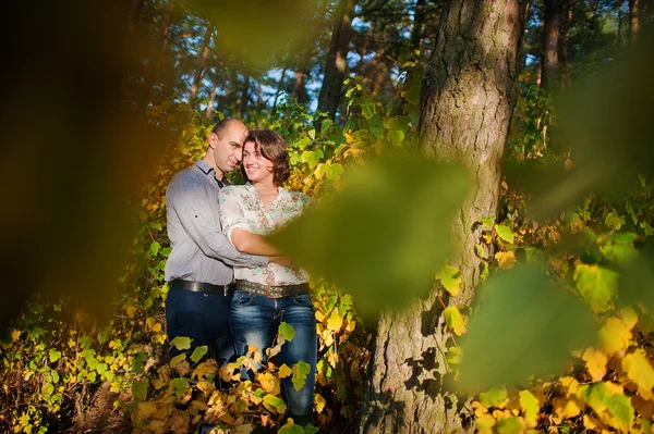 Pareja feliz y positiva en la historia de amor de otoño —  Fotos de Stock