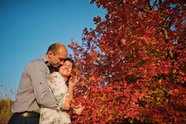 Pareja feliz y positiva en la historia de amor de otoño — Foto de Stock