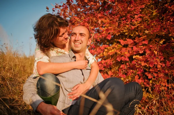 Happy and positive couple in autumn love story — Stock Fotó