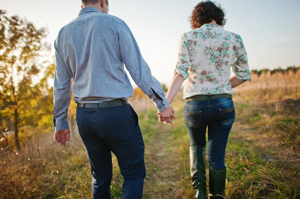 Feliz e positivo casal no outono história de amor — Fotografia de Stock