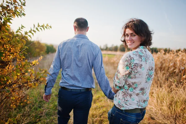 Feliz e positivo casal no outono história de amor — Fotografia de Stock