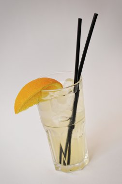 Beyaz arka plan üzerinde izole buzlu çay