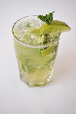 Beyaz arka plan üzerinde izole kokteyl mojito