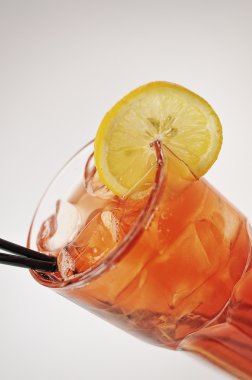 Beyaz arka plan üzerinde izole buzlu çay