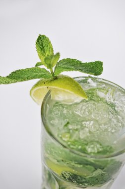 Beyaz arka plan üzerinde izole kokteyl mojito