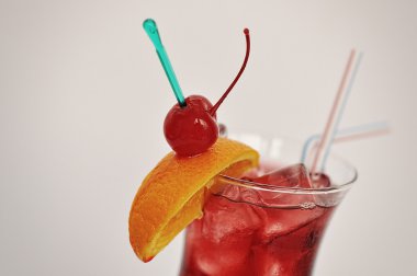 Beyaz arka plan üzerinde izole kokteyl kiraz seks