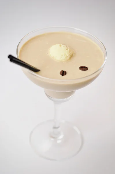 Bellissimo κοκτέιλ με παγωτό και καφέ που απομονώνονται σε λευκό ΒΑ — Φωτογραφία Αρχείου