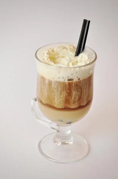 Crema de cóctel con café aislado sobre un fondo blanco — Foto de Stock