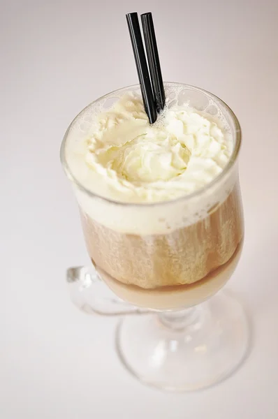 Crema de cóctel con café aislado sobre un fondo blanco — Foto de Stock