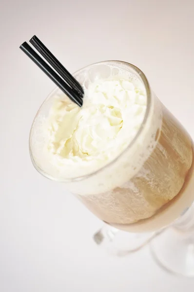 Crema de cóctel con café aislado sobre un fondo blanco — Foto de Stock