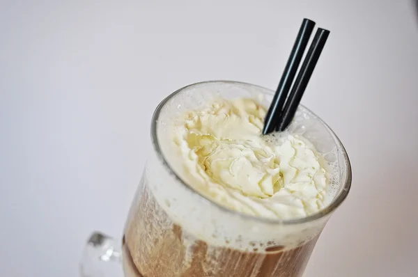 Κοκτέιλ κρέμα με καφέ που απομονώνονται σε λευκό φόντο — Φωτογραφία Αρχείου
