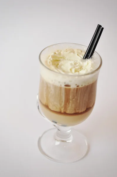 Cocktailcreme mit Kaffee isoliert auf weißem Hintergrund — Stockfoto