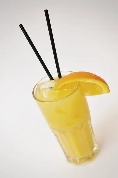 Cocktail jus de vodka vikrutka, isolé sur fond blanc — Photo