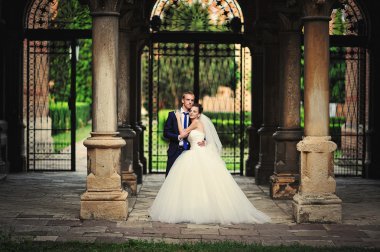 newlywed near the old brick arches