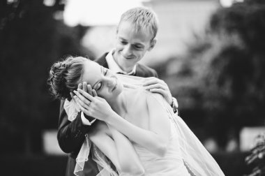 bride clung to the hands of man