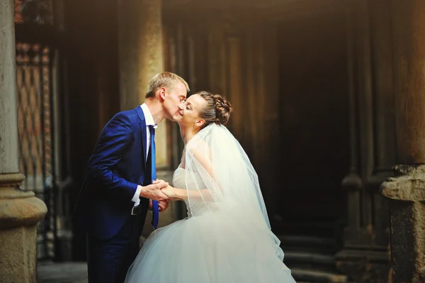 Noivo ternamente beijando sua esposa — Fotografia de Stock