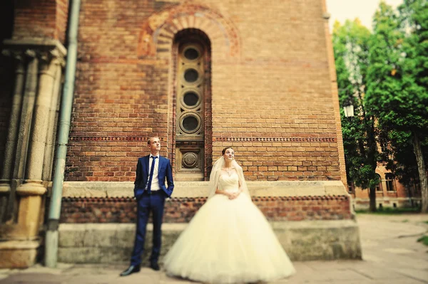 Wedding couple near old vintage building — Stock Photo, Image