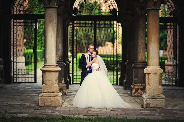 Newlywed near the old brick arches — Φωτογραφία Αρχείου