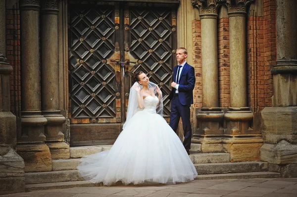 Wedding couple near old vintage building — Stock fotografie