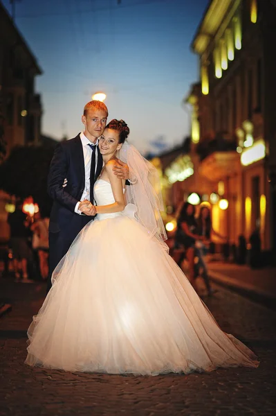Joven pareja de boda en la ciudad de la noche —  Fotos de Stock