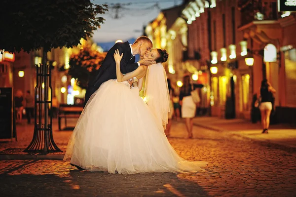 Young wedding couple  on the evening city — Stockfoto