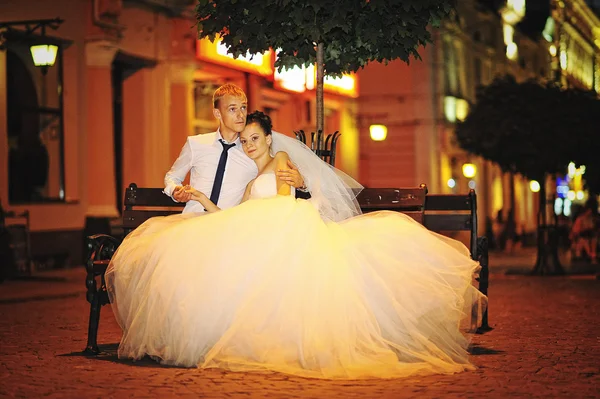 Jovem casal de casamento na cidade da noite — Fotografia de Stock