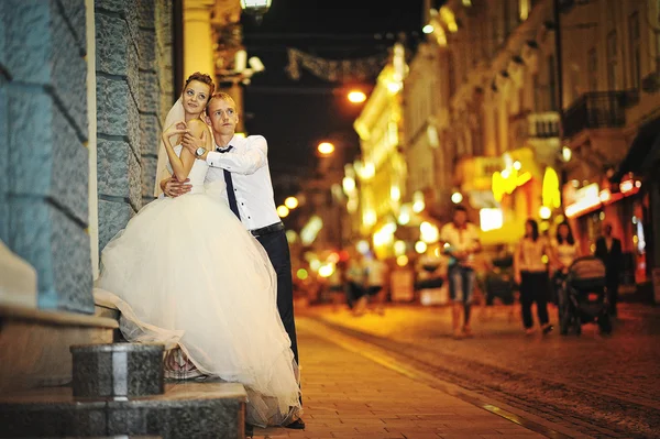 Young wedding couple  on the evening city — Stockfoto