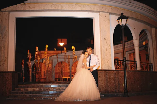 Jovem casal de casamento na cidade da noite — Fotografia de Stock