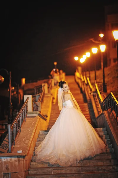 Young bride on the evening city — Φωτογραφία Αρχείου
