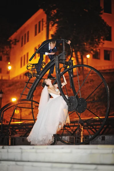 Just married at the pedestal bike — Φωτογραφία Αρχείου