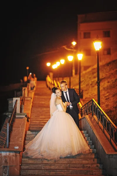 Young wedding couple  on the evening city — Stok fotoğraf