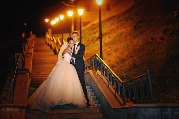 Jovem casal de casamento na cidade da noite — Fotografia de Stock