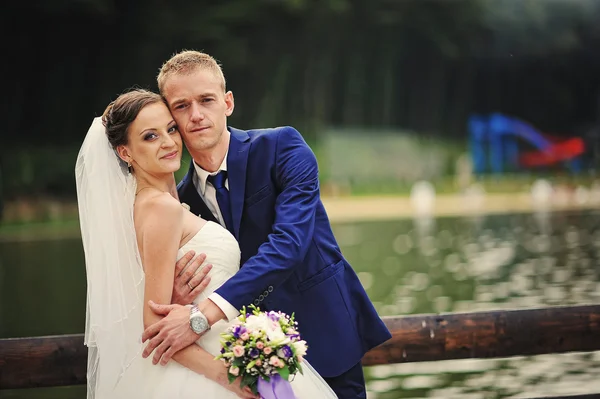 Joven feliz boda pareja en la agradable naturaleza —  Fotos de Stock