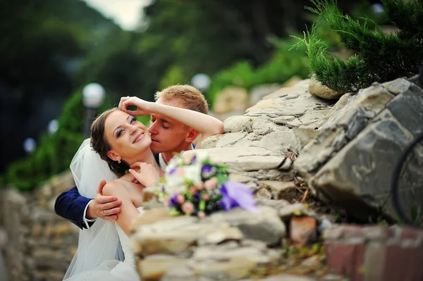 Young happy wedding couple at the nice nature — Stockfoto