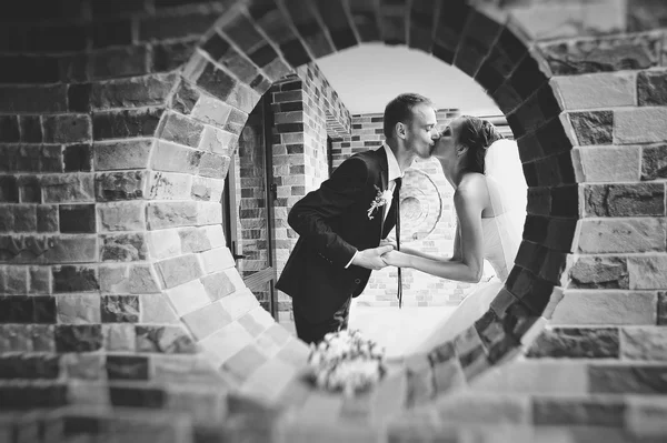 Just married at the brick circle round — Zdjęcie stockowe