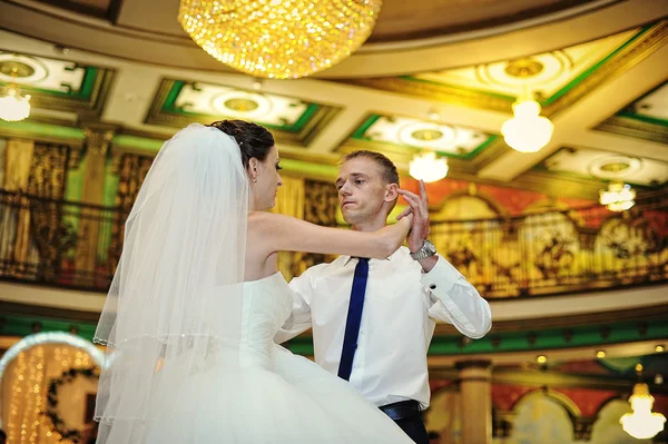 Primeira dança de casamento na restauraunt — Fotografia de Stock